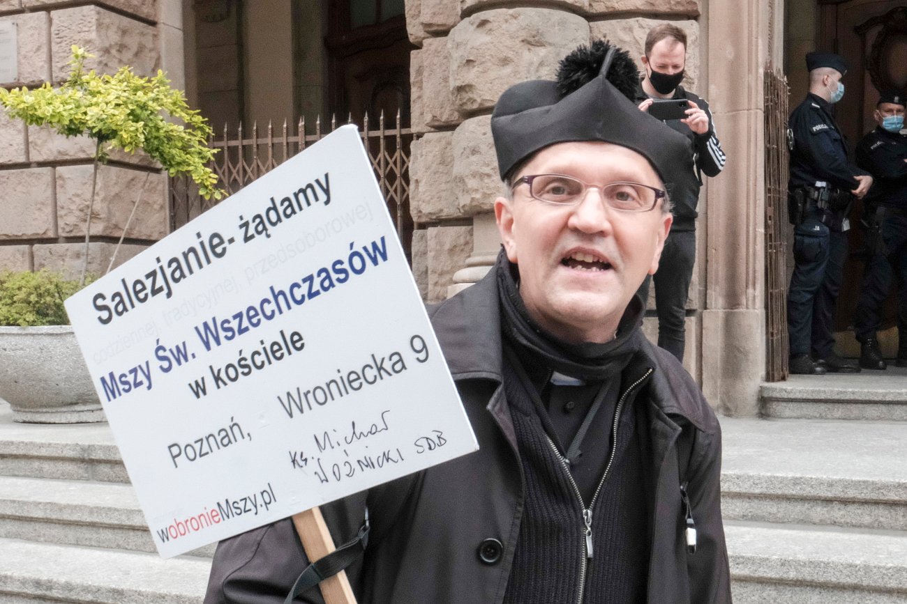 Ks. Michał Woźnicki fotografował pod stołem nogi policjantek.