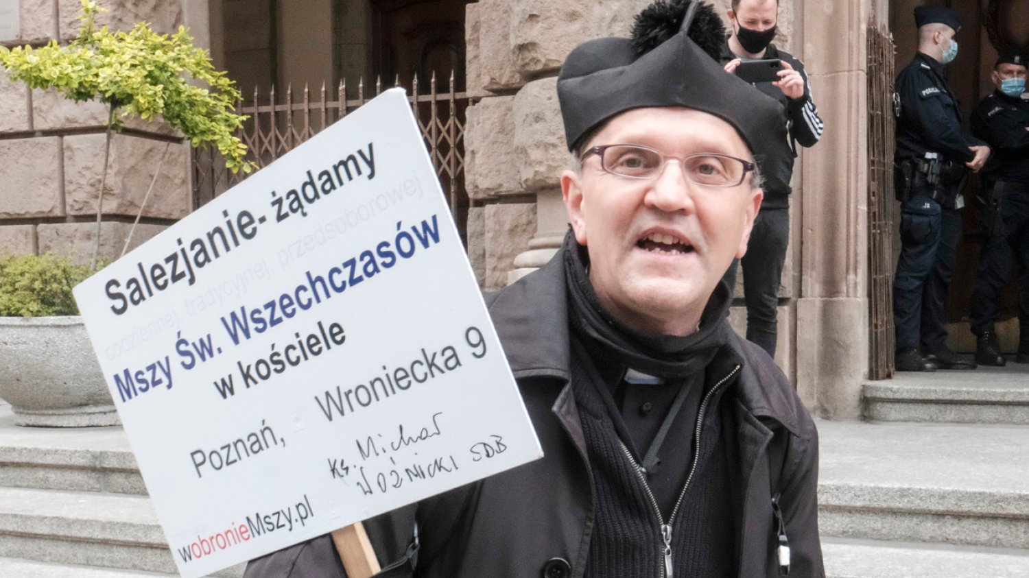 Ks. Michał Woźnicki fotografował pod stołem nogi policjantek.