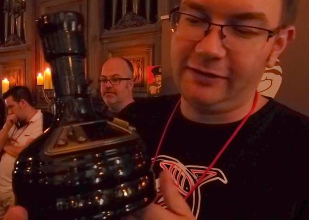 Utopias świetnie nadaje się na prezent. Butelka w kształcie kadzi warzelnej kryje niezwykłą zawartość 27% alkoholu i genialny smak. Kosztuje $200, niestety w USA.