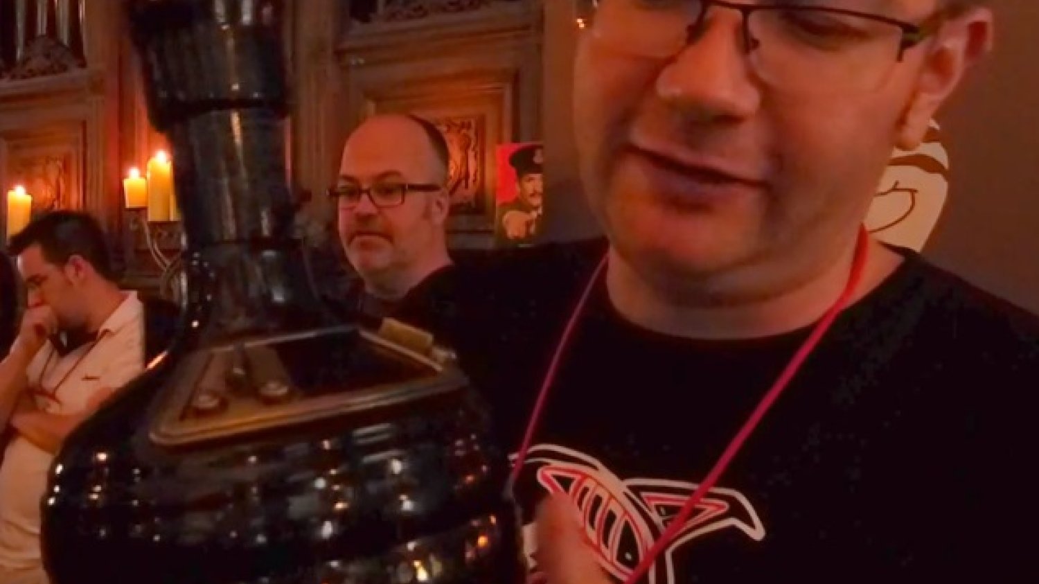 Utopias świetnie nadaje się na prezent. Butelka w kształcie kadzi warzelnej kryje niezwykłą zawartość 27% alkoholu i genialny smak. Kosztuje $200, niestety w USA.