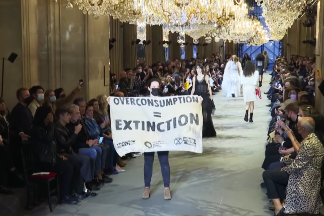 Kobieta wtargnęła z transparentem na pokaz Louis Vuitton. Stała się viralem