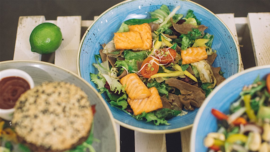 Dania z dodatkiem sałaty, jakie przygotowaliśmy wspólnie z restauracją Kit Fit Bar w Warszawie. W centrum makaron kasztanowy z łososiem i rukolą