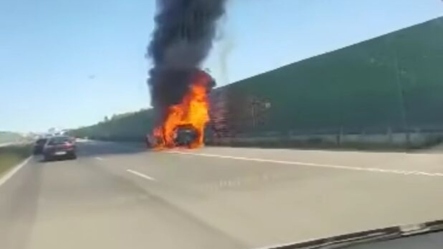 Pożar Porshe Cayenne w okolicach Częstochowy Pożar Porshe Cayenne w okolicach Częstochowy