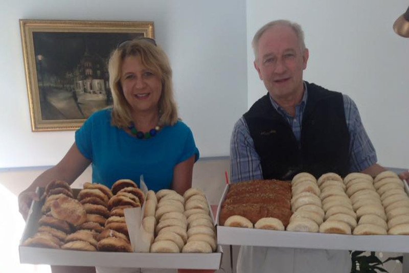 Beata Peters z Trójmiejskiej Akcji Kobiecej i Andrzej Paradowski, właściciel piekarni w Gdańsku. Przywitali dzieci z Chojnic chlebem i drożdżówkami.