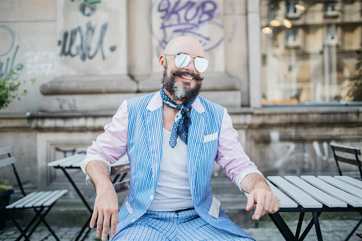 Tomasz wywiązuje się z prośby fotografa o „uśmiech nr 3”
