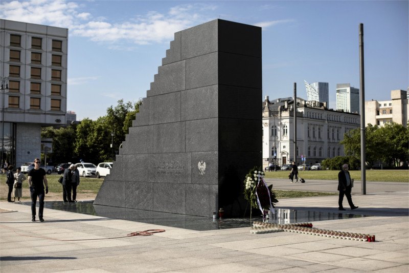 Obrzydliwa akcja, do której nawołuje Jabłoński miałaby polegać na oddaniu moczu na pomnik...