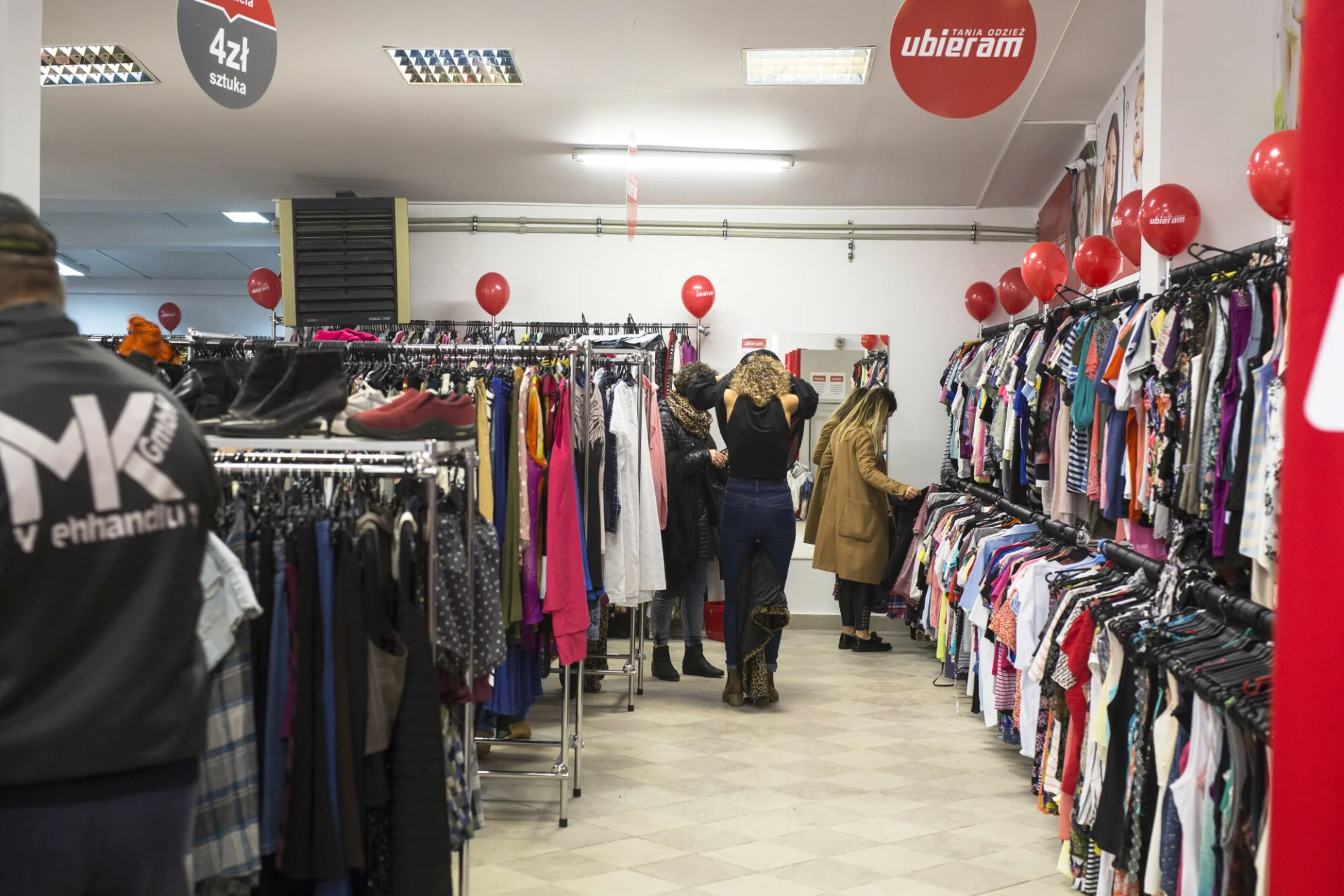 Moda na ciuchy z drugiej ręki jest coraz większa, jednak sklepów stacjonarnych z używaną odzieżą jest coraz mniej.