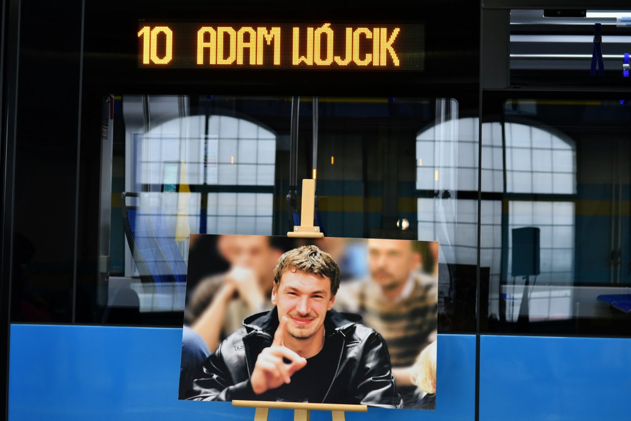 Adam Wójcik i tramwaj, który już wkrótce będzie woził pasażerów MPK Wrocław po stolicy Dolnego Śląska.