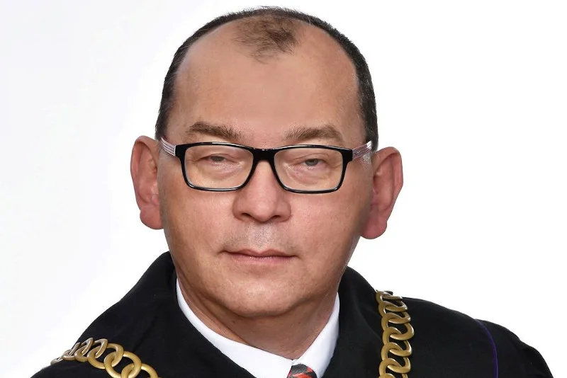 Przemysław Radzik grozi Pawłowi Juszczyszynowi, jeśli ten zdecyduje się dalej przychodzić do pracy.