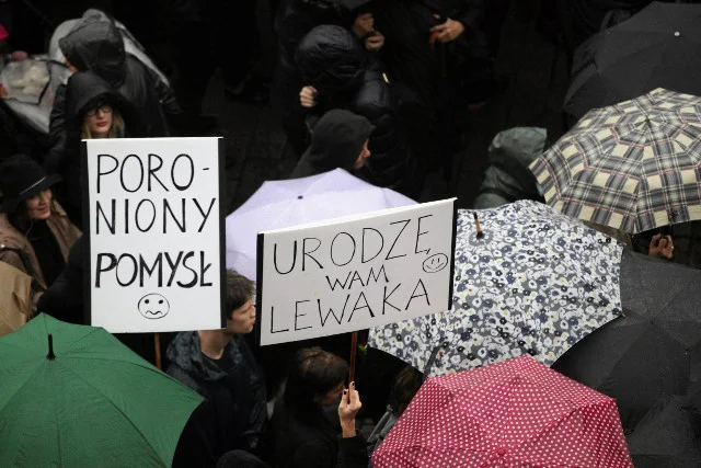 Kobieta zerwała policjantowi czapkę podczas "czarnego protestu", stanie przed sądem.