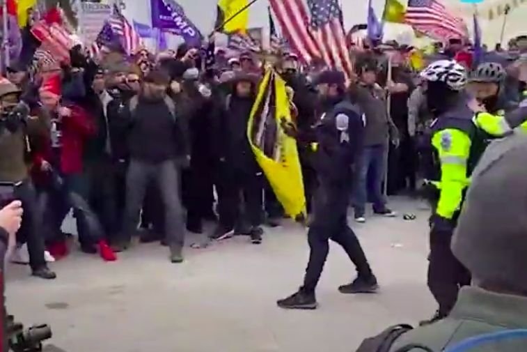 Zamieszki pod Kapitolem wywołali fanatycy Trumpa, którzy nie wierzą w wygraną Bidena