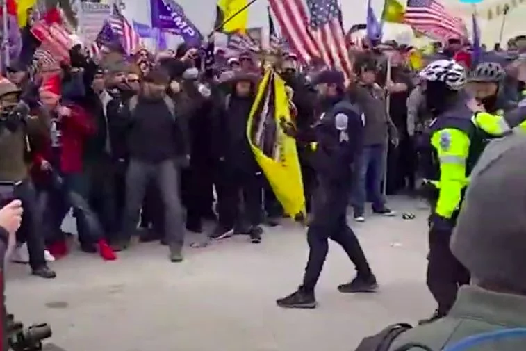 Zamieszki pod Kapitolem wywołali fanatycy Trumpa, którzy nie wierzą w wygraną Bidena