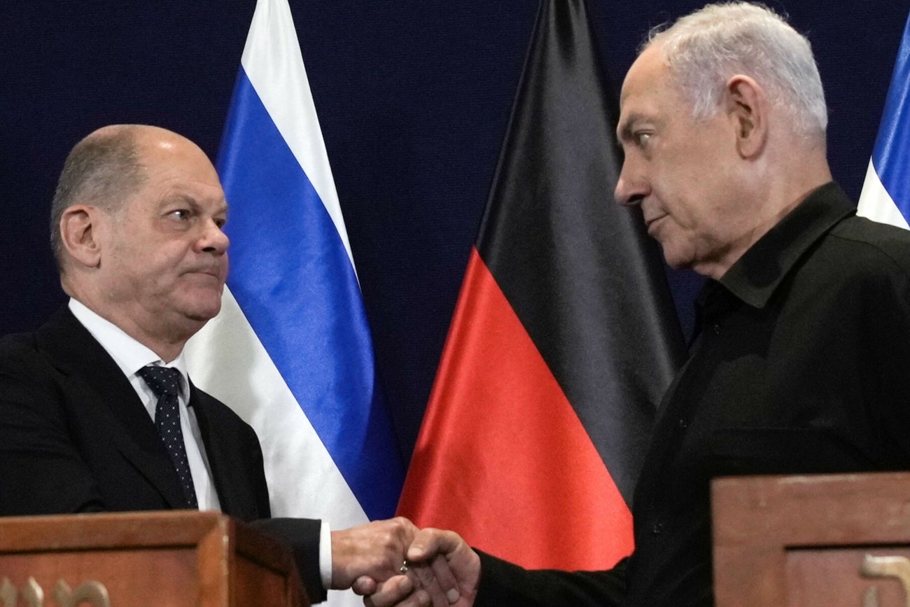 "Dla kanclerza Scholza eskalacja ponownego konfliktu na Bliskim Wschodzie jest sprawdzianem, który musi dowieść, jak daleko sięga sformułowana przez jego poprzedniczkę Angelę Merkel gwarancja bezpieczeństwa dla państwa Izrael"