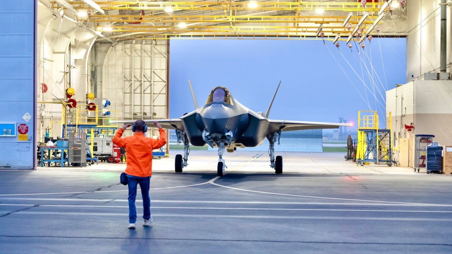 F-35 wylądowały w Łasku. Możliwości "latającego superkomputera" są ogromne Myśliwce F-35, lotnisko