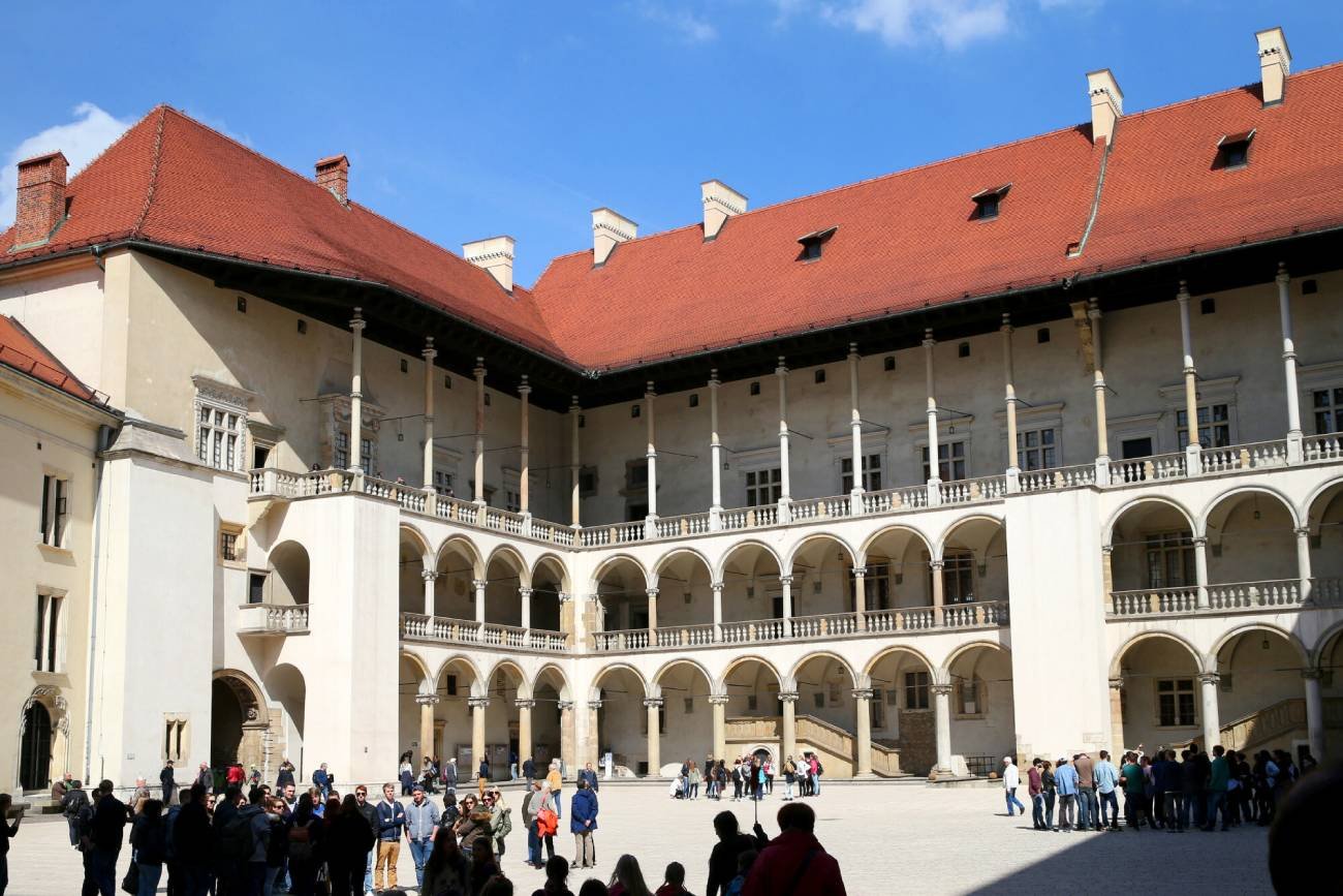 Turyści na dziedzińcu zamku na Wawelu