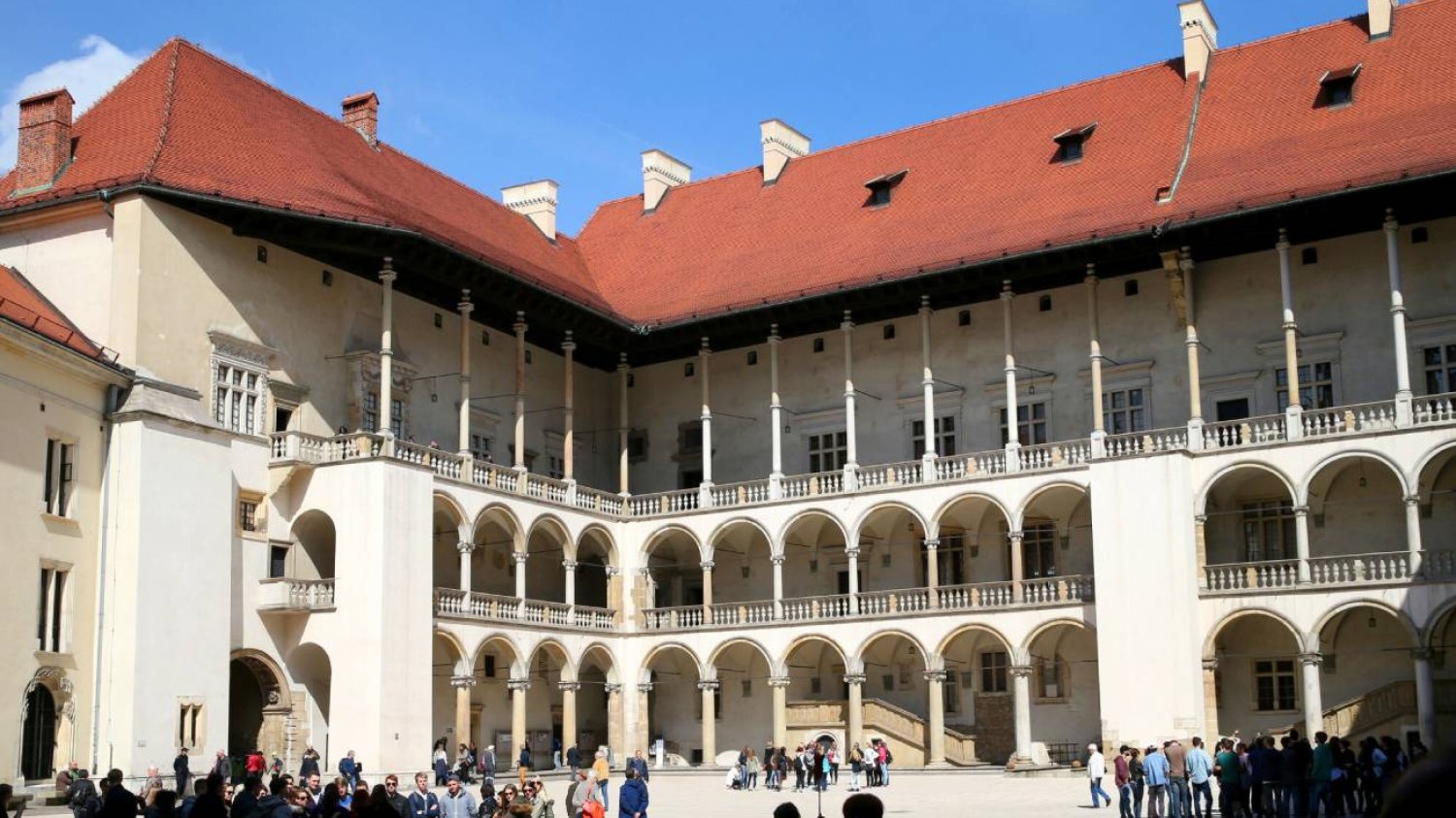 Turyści na dziedzińcu zamku na Wawelu