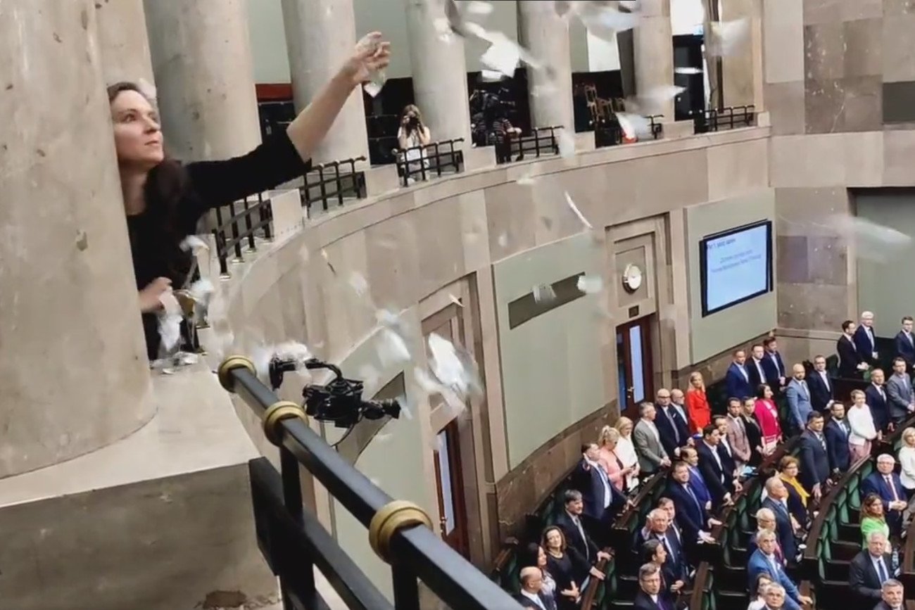 Klaudia Jachira rozrzuciła w Sejmie fałszywe pieniądze.