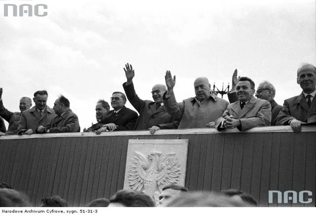 Obchody Święta Pracy w Warszawie (1963). Władysław Gomułka stoi pośrodku.