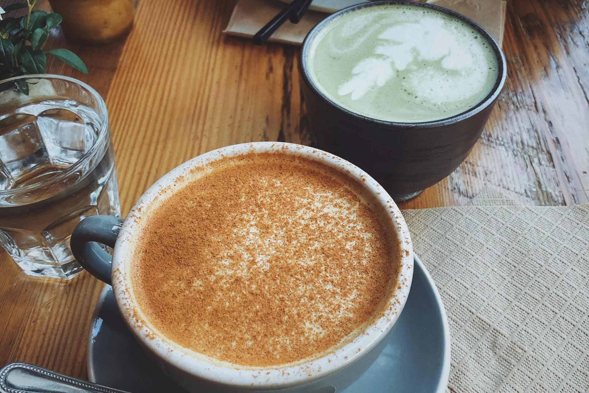 Co pić zamiast kawy? Chai, matcha, herbata z mlekiem.