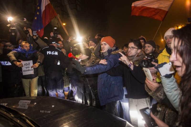 W Krakowie próbowano uniemożliwić Jarosławowi Kaczyńskiemu wizytę na grobie brata.