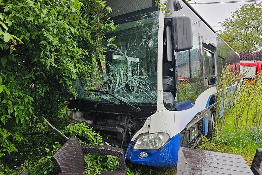 Wypadek w Woli Zachariaszowskiej. Autobus MPK wjechał na prywatną poseję