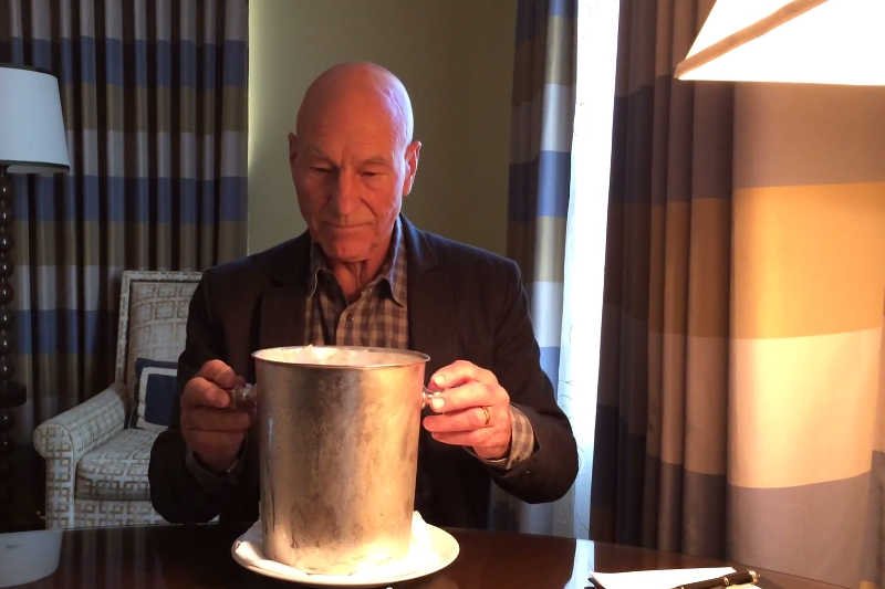 Sir Patrick Stewart z klasą podjął Ice Bucket Challenge bez wylewania na siebie lodu.