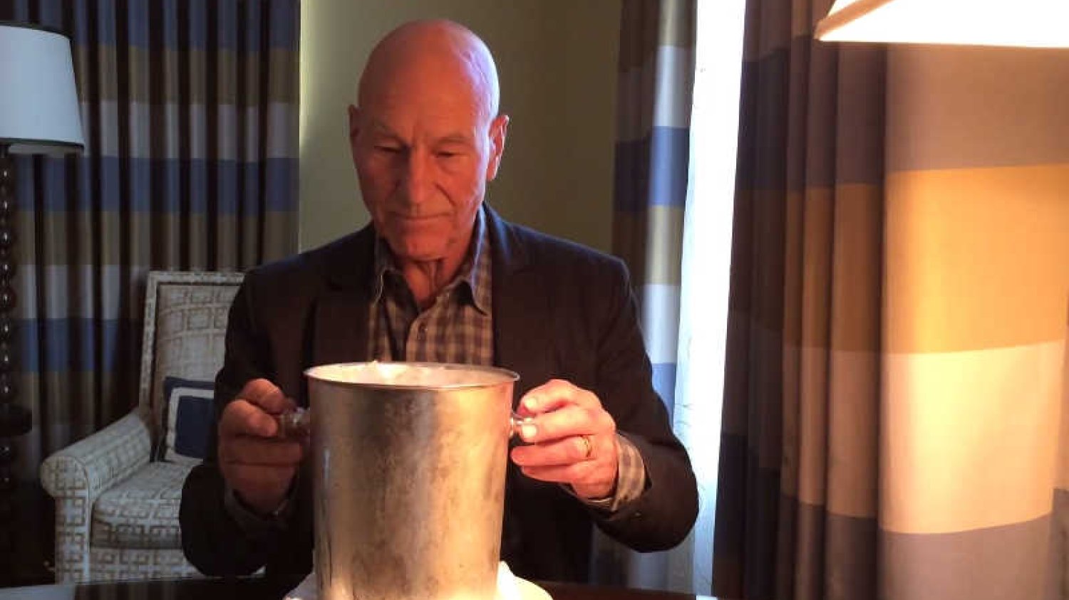 Sir Patrick Stewart z klasą podjął Ice Bucket Challenge bez wylewania na siebie lodu.