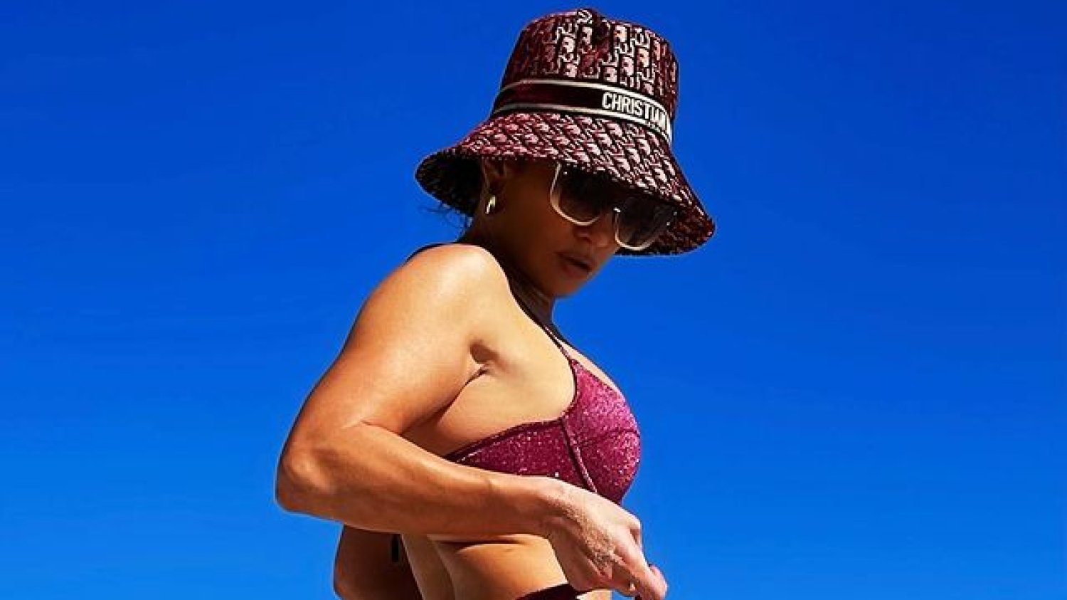 Jennifer Lopez od kilku dni publikuje na swoim Instagramie zdjęcia z plaży