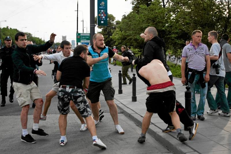 Kibicom zdarza się atakować innych kibiców, ale również piłkarzy.