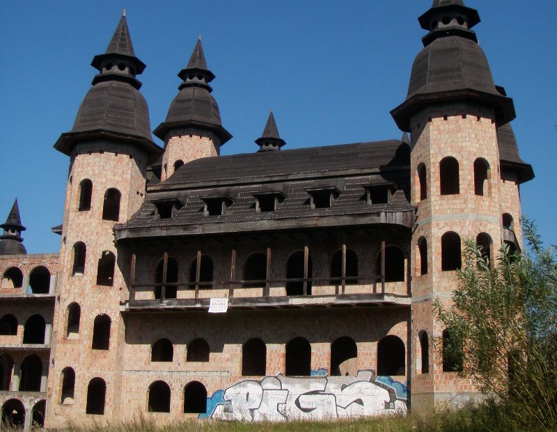 Zamek w Łapalicach przyciąga rzesze turystów. Mieszkańcy opowiadają o ich zachowaniach.