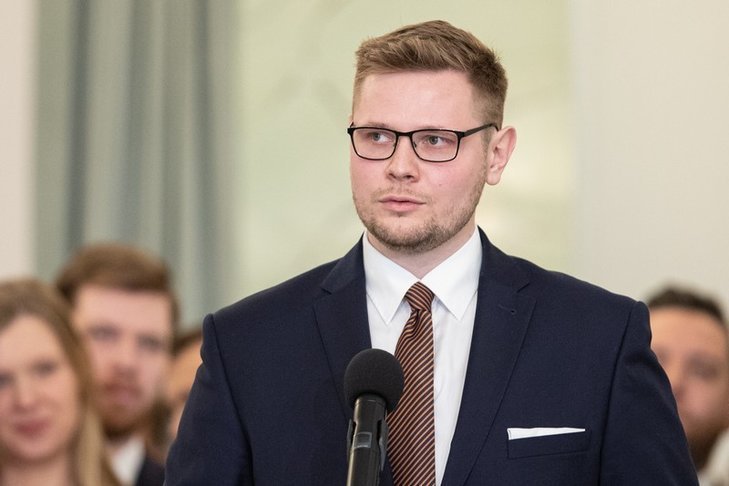 Szczepienia artystów przeciw COVID-19. Woś zgłasza do prokuratury.