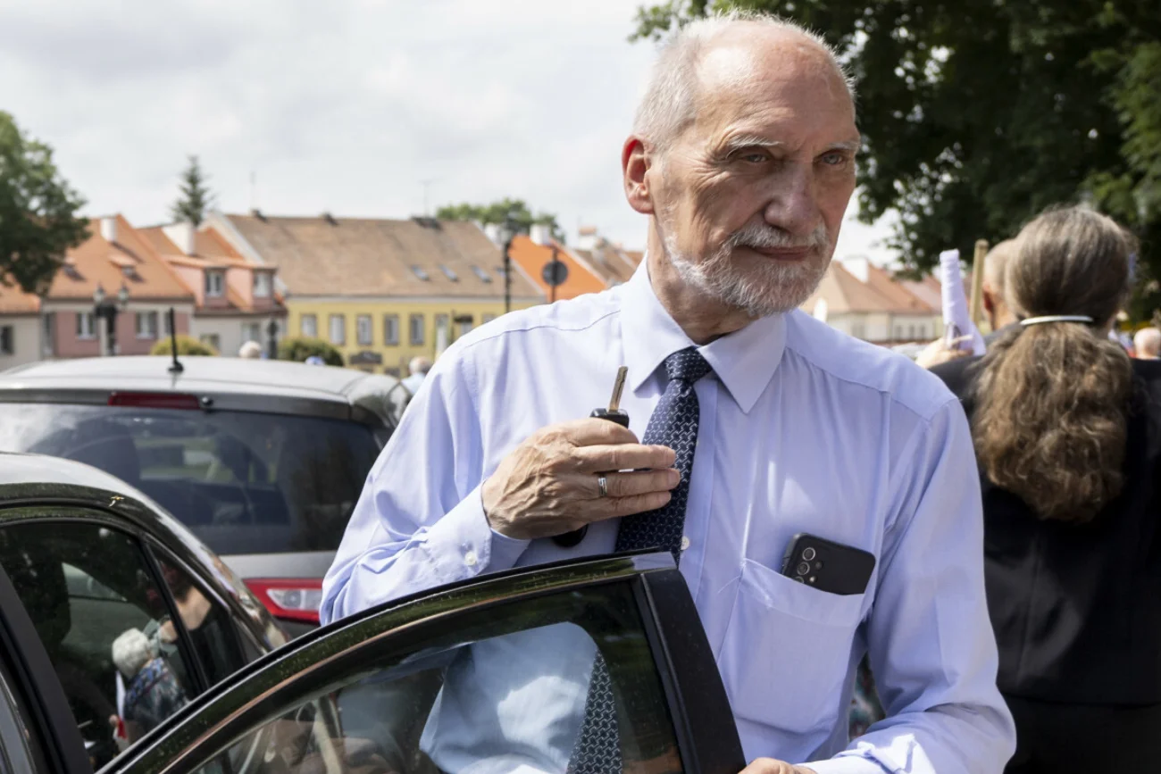 Macierewicz podszedł do egzaminu na prawo jazdy. Nie udało się.
