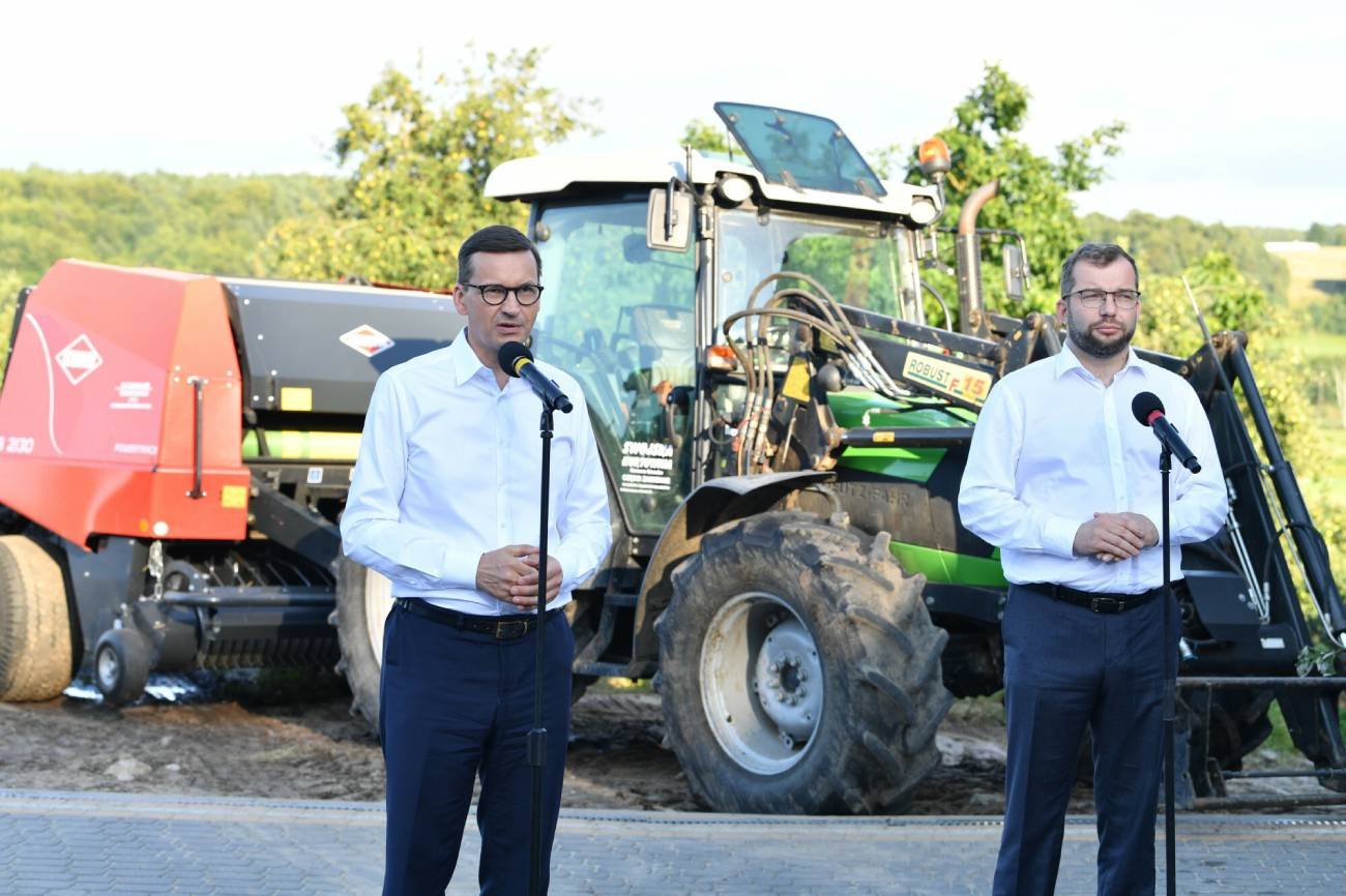 W czwartek premier Mateusz Morawiecki oraz minister rolnictwa Grzegorz Puda byli z wizytą w Brzydowie, gdzie przemawiali na tle maszyn rolniczych.