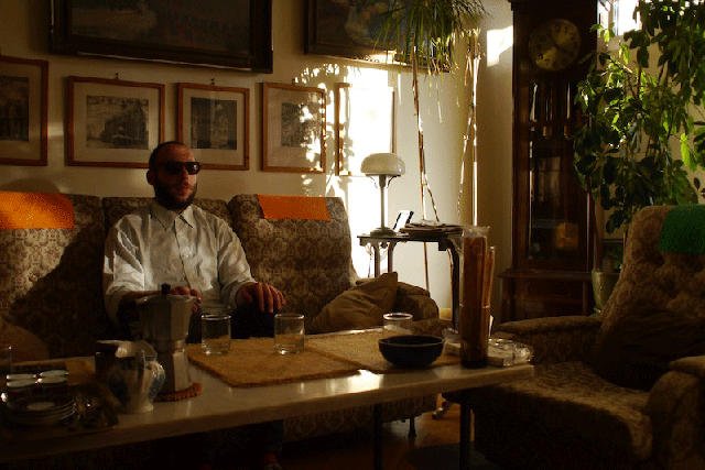 Elegancko ma w sobie rzeczy i dla mężyzn, i dla kobiet.