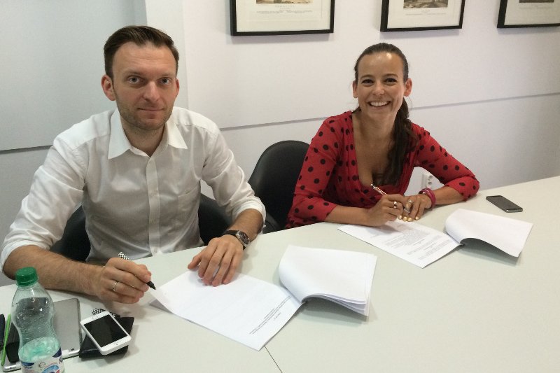 Anna Mucha i Tomasz Machała podczas podpisania umowy spółki. Sierpień 2014.