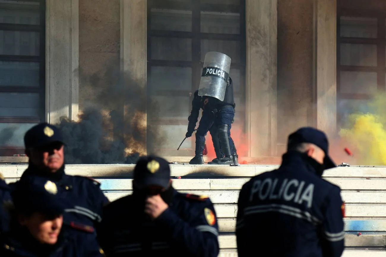 Siedziba rządu Albanii obrzucona koktajlami Mołotowa. Chcą dymisji premiera