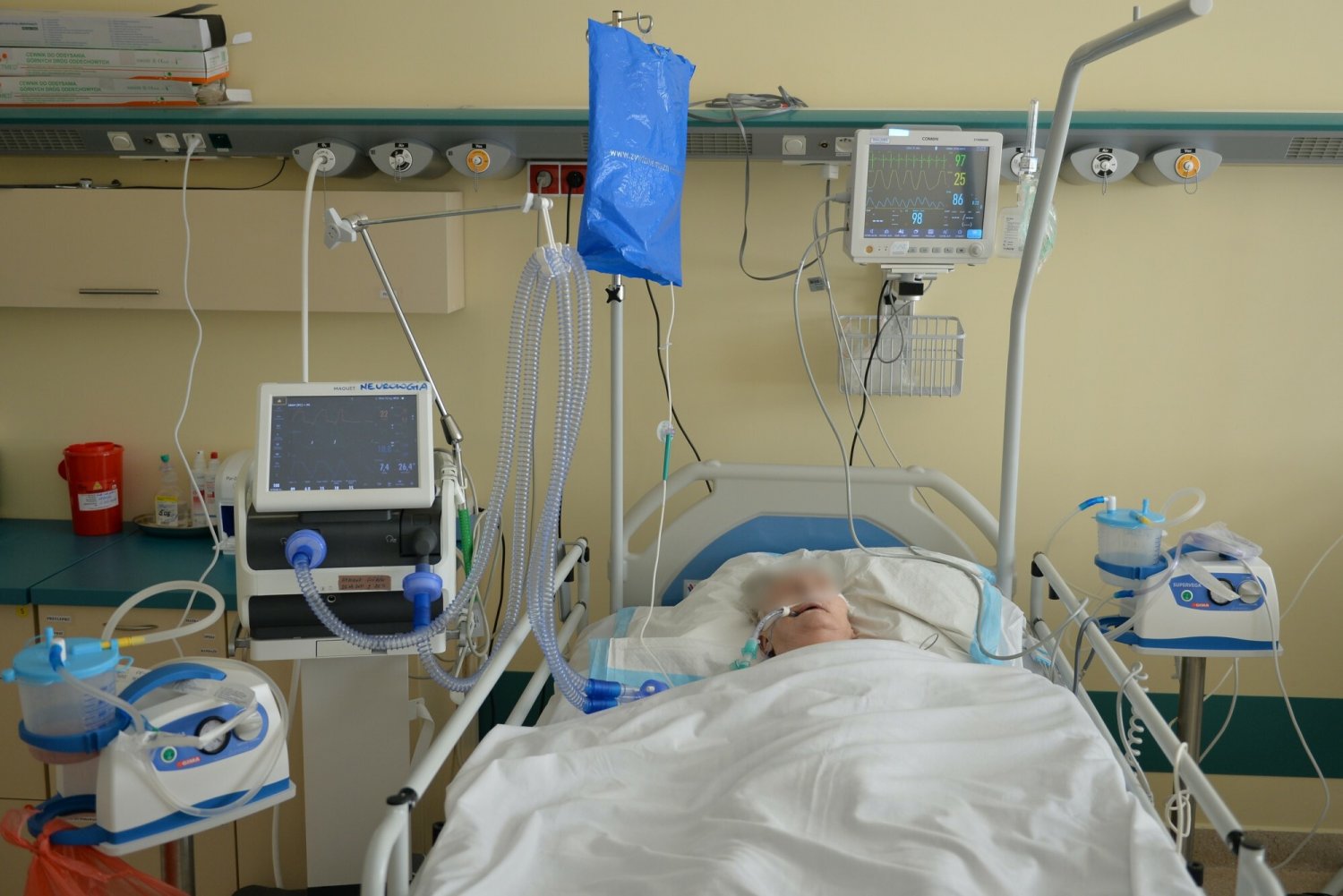 Epidemia COVID-19 już doprowadziła do śmierci w Polsce 200 tys. osób. Teraz są już szczepienia, ale też leki, które mogą ograniczyć ciężki przebieg i hospitalizacje.