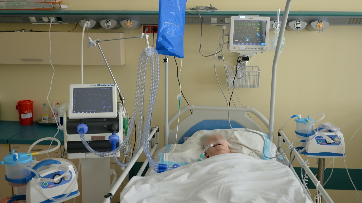 Epidemia COVID-19 już doprowadziła do śmierci w Polsce 200 tys. osób. Teraz są już szczepienia, ale też leki, które mogą ograniczyć ciężki przebieg i hospitalizacje.