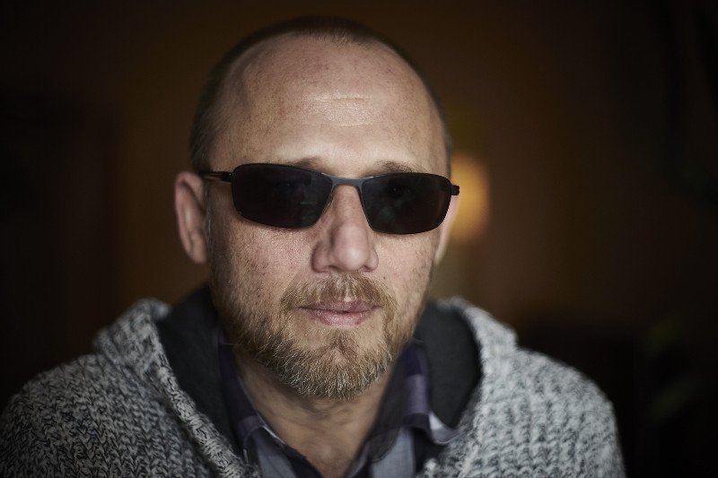 Edward Tril jest inwalidą z Wrocławia. Pomoc Społeczna  najpierw wysłała go na darmowe studia, a potem ukarała za uzyskanie wysokiej średniej i stypendium rektora.