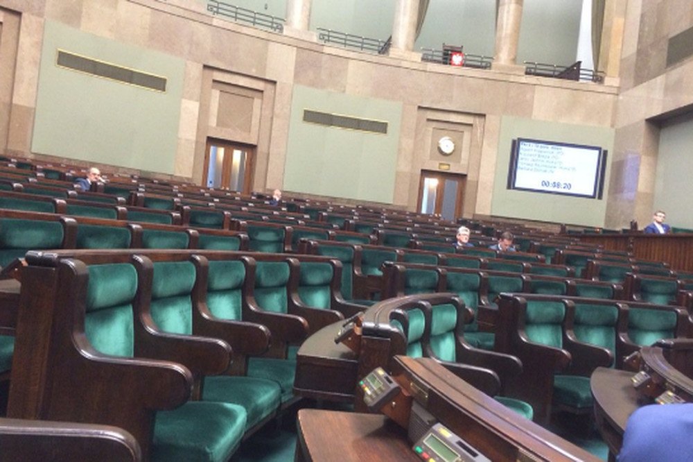 Trwa debata nad ustawą KRS. Ale Sejm świeci pustkami