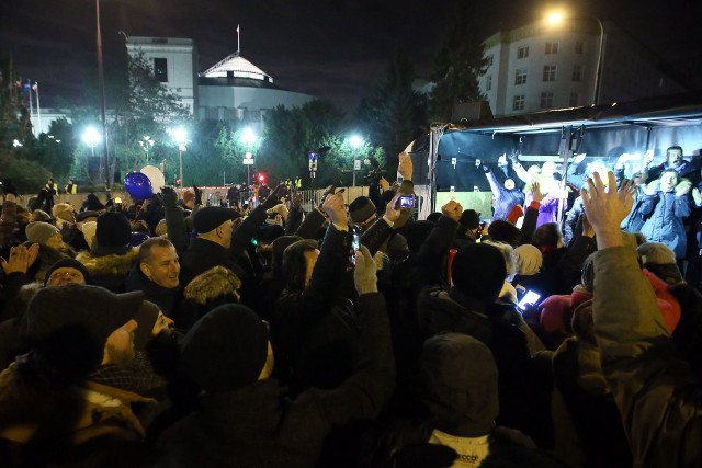 Sylwestra przed Sejmem spędziło kilkaset osób.