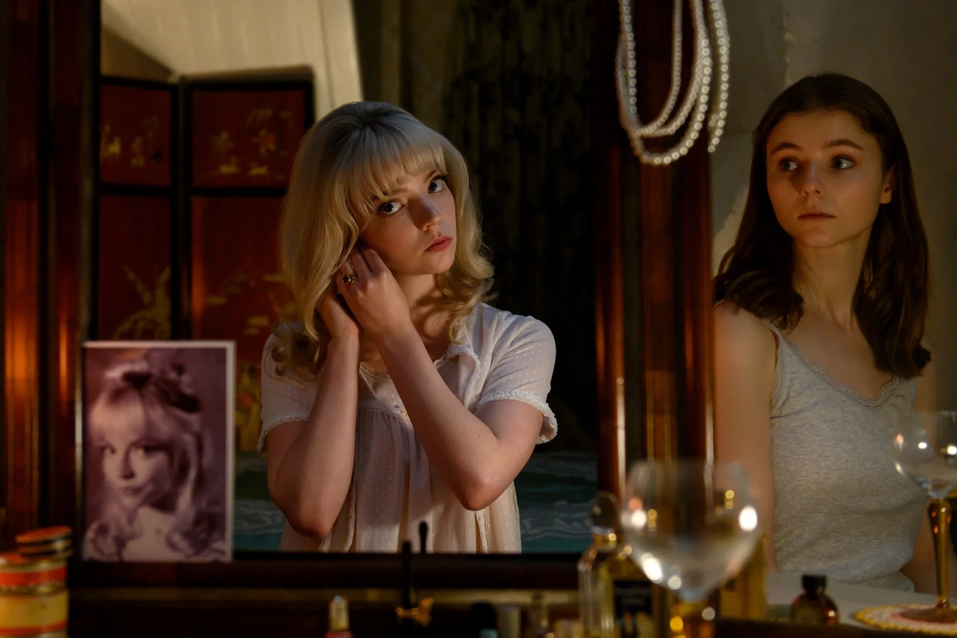 "Ostatniej nocy w Soho" jest rewelacyjne pod względem montażu. Na zdjęciu Anya Taylor-Joy i Thomasin McKenzie.