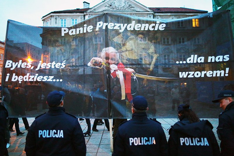 Opozycjoniści z ruchu Obywatele RP nie szczędzą krytyki policjantom, którzy prowadzili czynności w sprawie ich protestów.