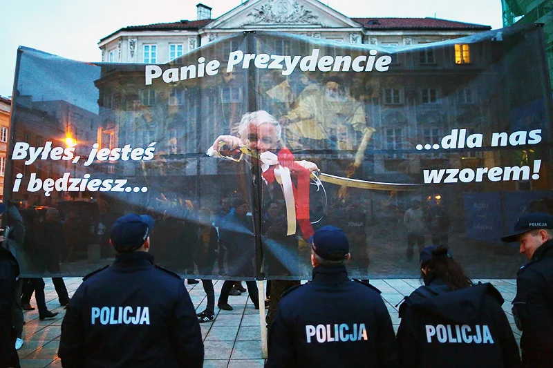 Opozycjoniści z ruchu Obywatele RP nie szczędzą krytyki policjantom, którzy prowadzili czynności w sprawie ich protestów.