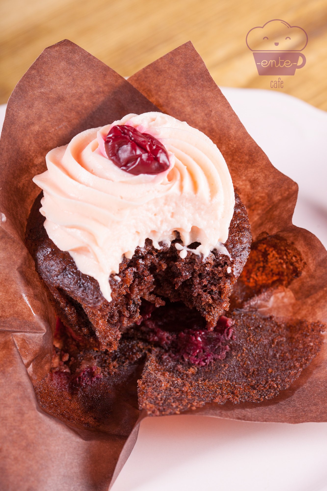 Czekoladowa babeczka z wiśniami i różowym kremem