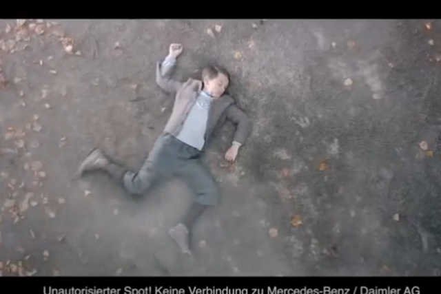 Samochód rozjechał małego Adolfa Hitlera. Prowokacyjna nie-reklama Mercedesa.
