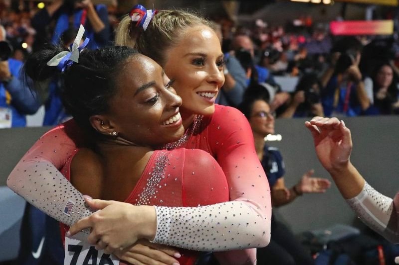 24-letnia gimnastyczka Simone Biles w objęciach innej zawodniczki.