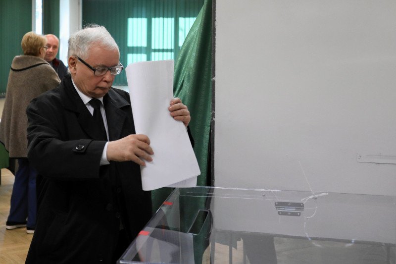 Jarosław Kaczyński zagłosował w komisji wyborczej nr 333 na Żoliborzu, w Szkole Głównej Służby Pożarniczej przy ul. Siemiradzkiego 2.