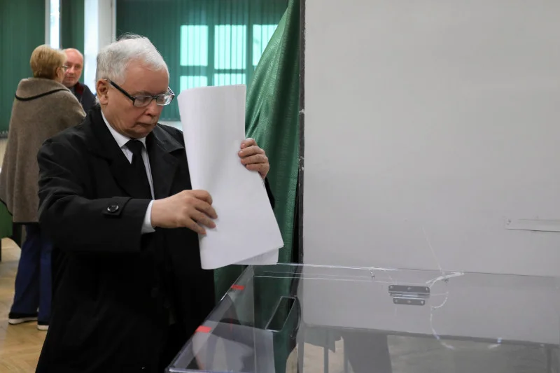 Jarosław Kaczyński zagłosował w komisji wyborczej nr 333 na Żoliborzu, w Szkole Głównej Służby Pożarniczej przy ul. Siemiradzkiego 2.