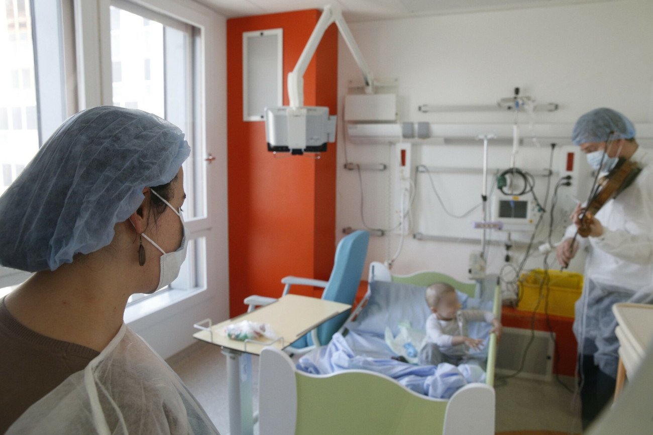 Dzieci z nowotworami w szpitalu oprócz leczenia potrzebują często także wsparcia psychologów.